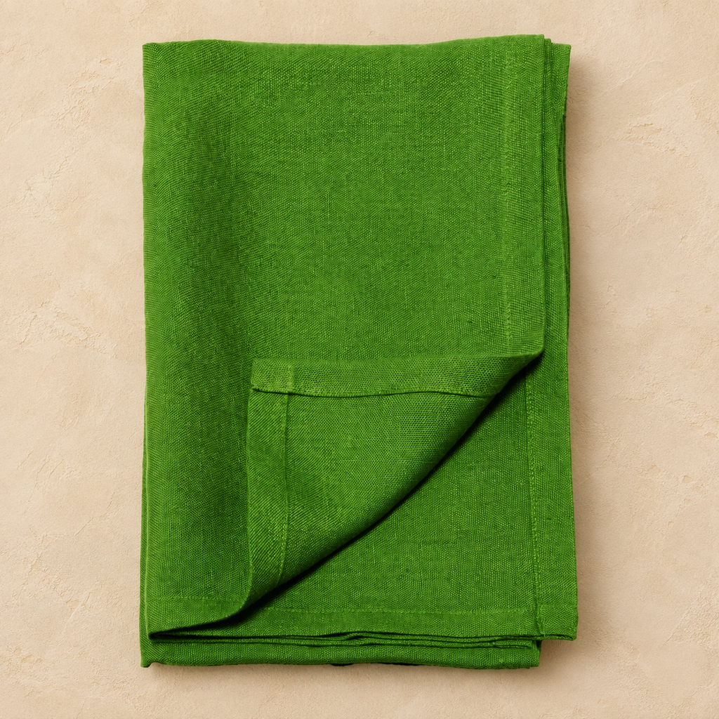 Runner verde in lino, dettaglio piega e cucitura