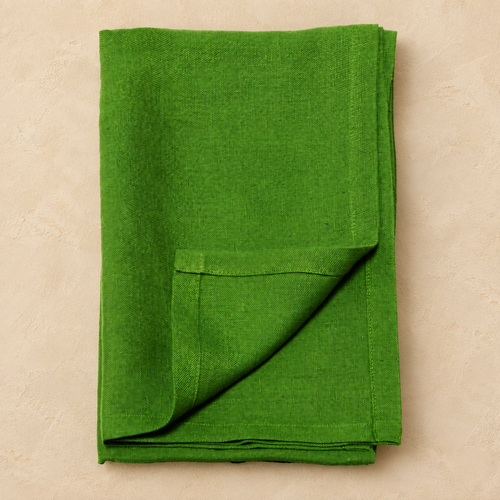 Runner verde in lino, dettaglio piega e cucitura