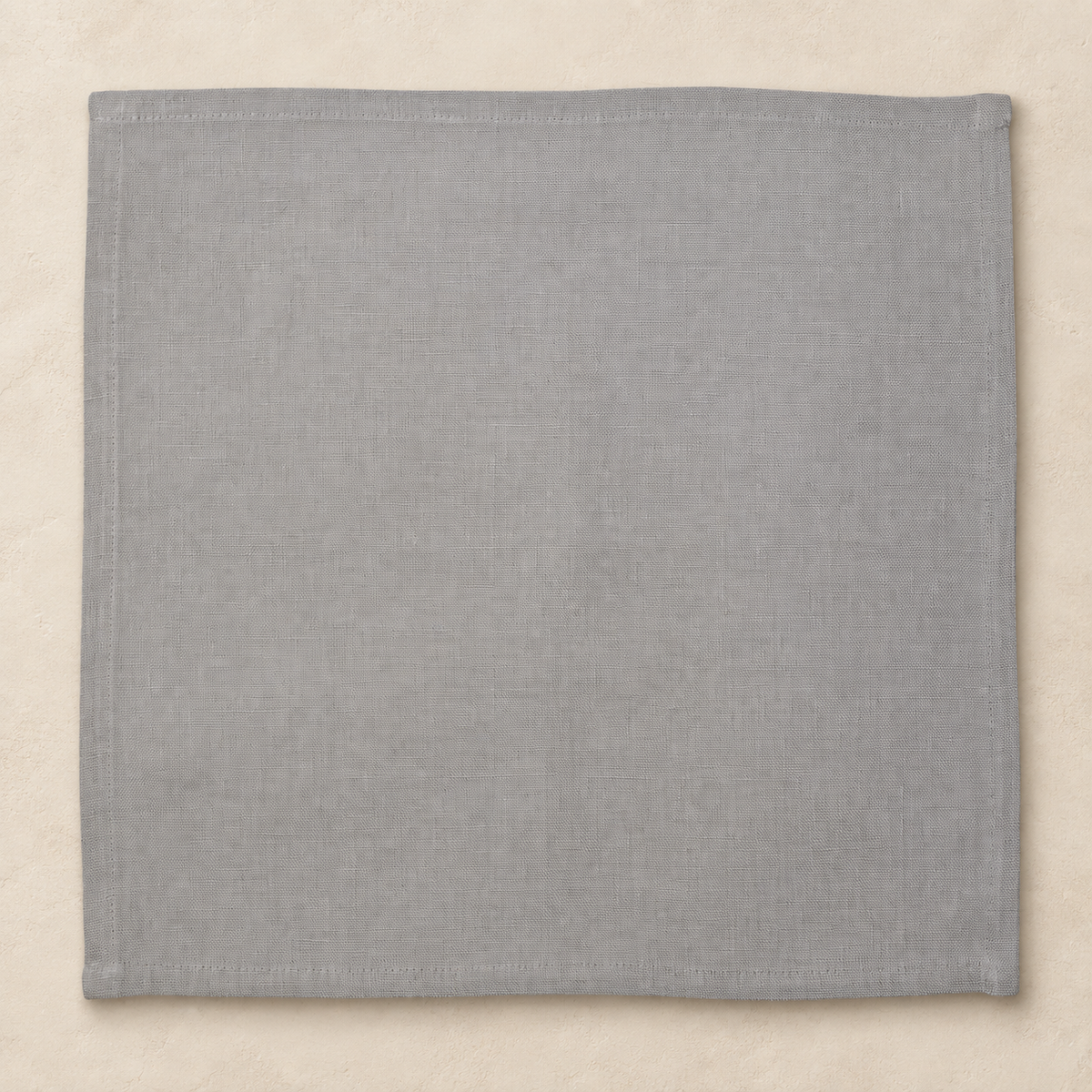 Tovagliolo in lino grigio chiaro, dettaglio di un tovagliolo del set