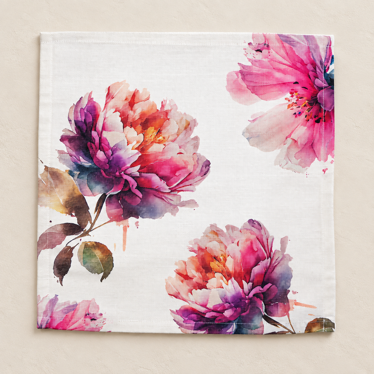 Tovagliolo lino-cotone ivory con peonie estive, dettaglio di un tovagliolo del set