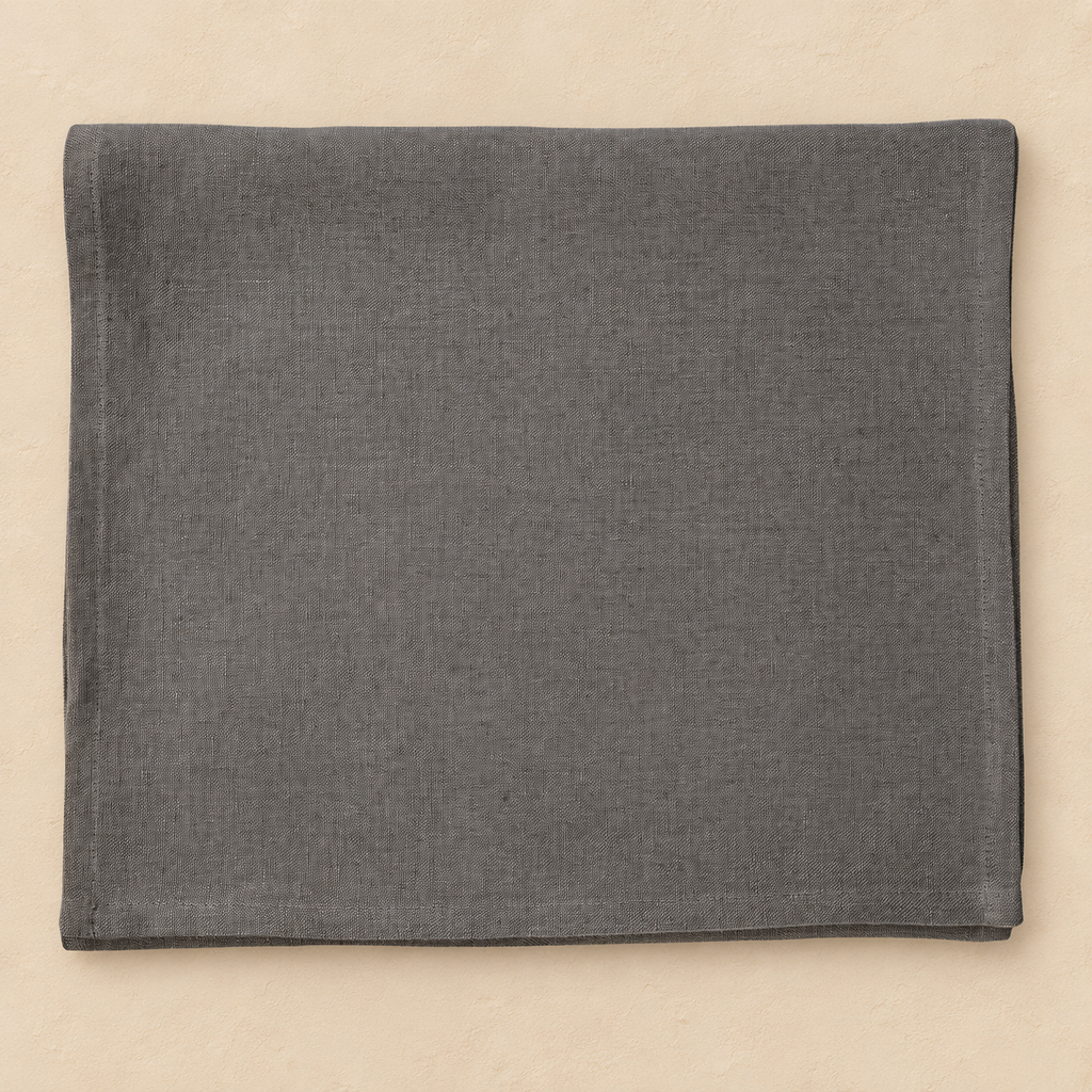 Runner in lino grigio scuro, dettaglio del tessuto e orlo