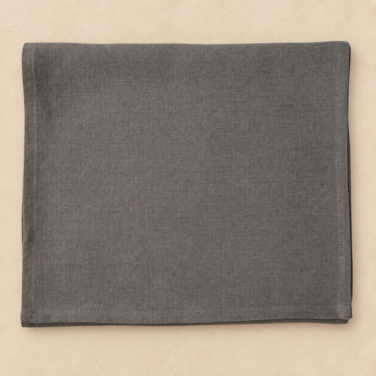 Runner in lino grigio scuro, dettaglio del tessuto e orlo