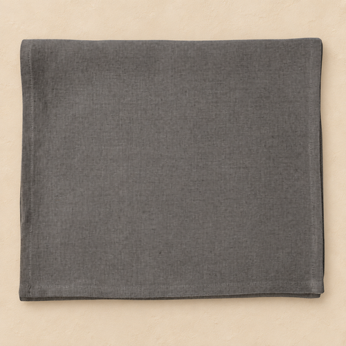 Runner in lino grigio scuro, dettaglio del tessuto e orlo