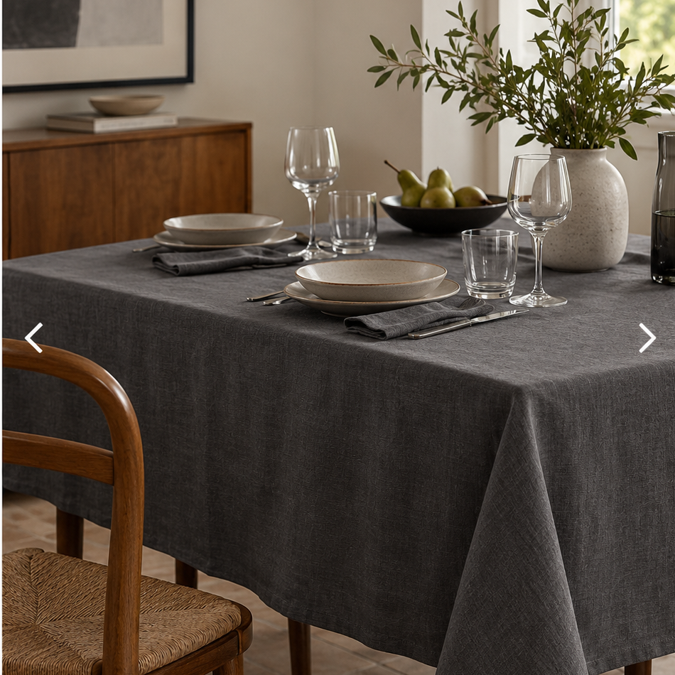 Tovaglia grigio scuro in lino su tavola apparecchiata